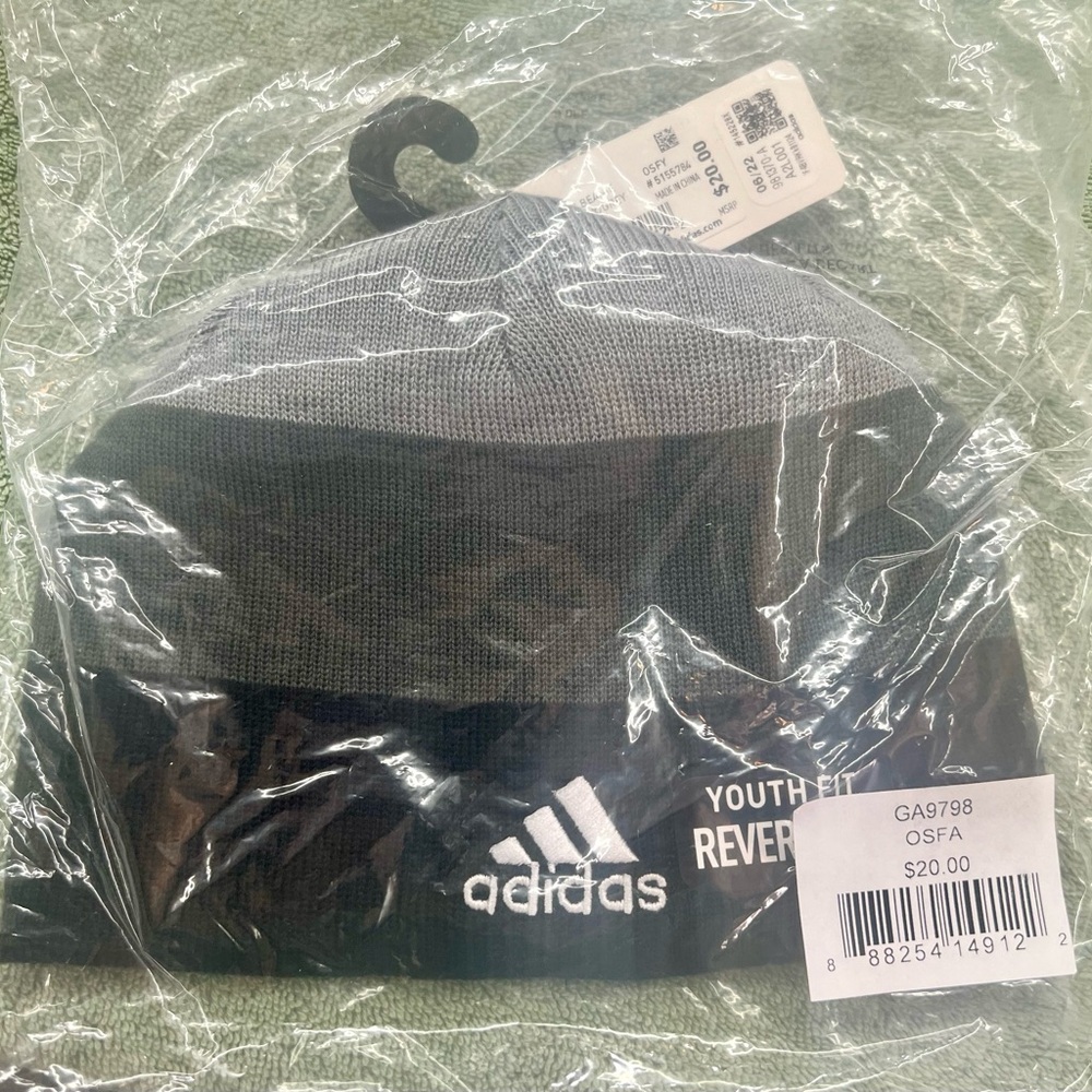 BRAND NEW ADIDAS YOUTH FIT REVERSIBLE WINTER CAP HAT‎ - SIZE YOUTH.